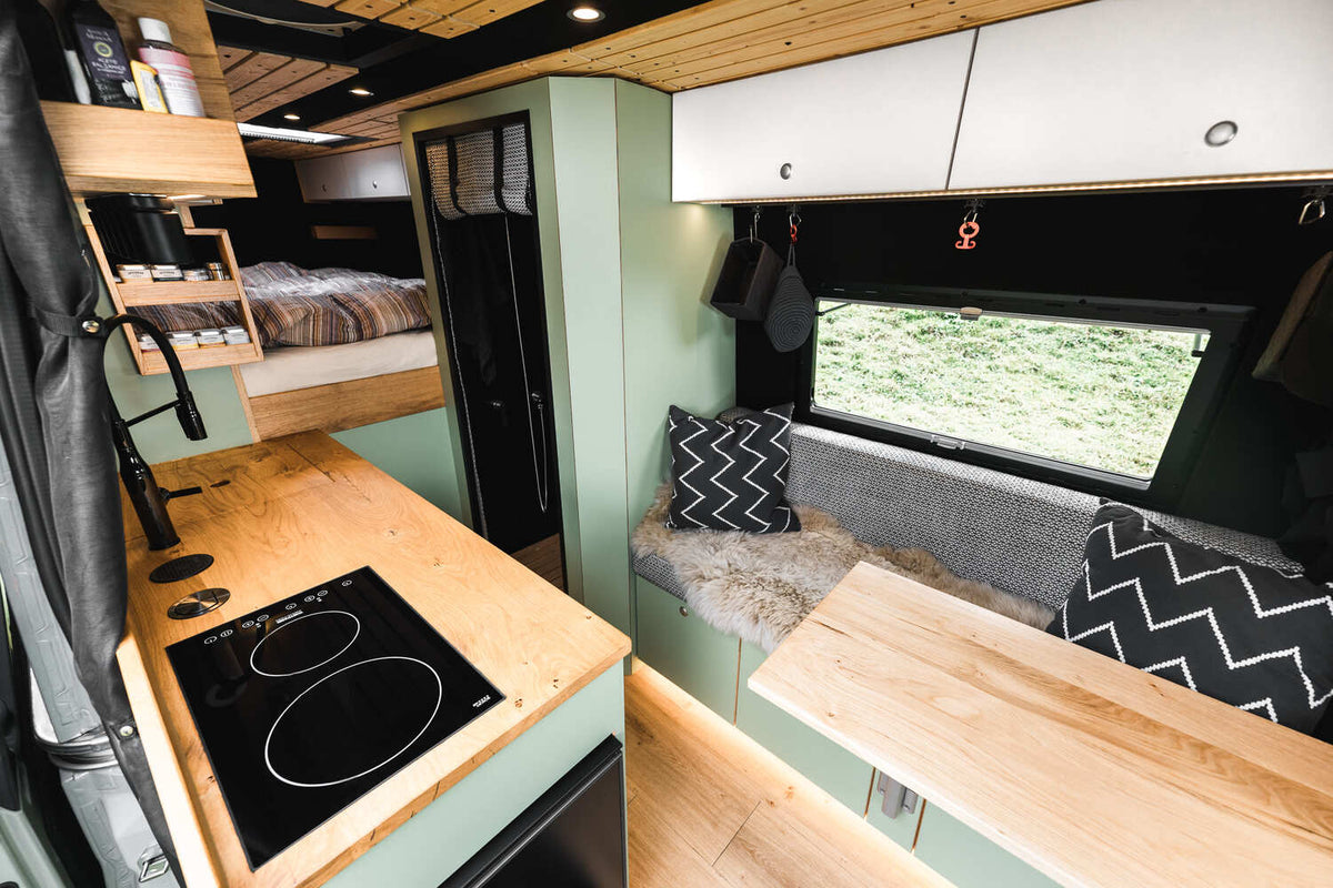 Innenausbau eines ausgebauten Campers mit epicPLY-Leichtbauplatten